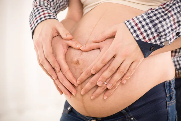 Schwangerer Bauch mit Herzform — Stockfoto