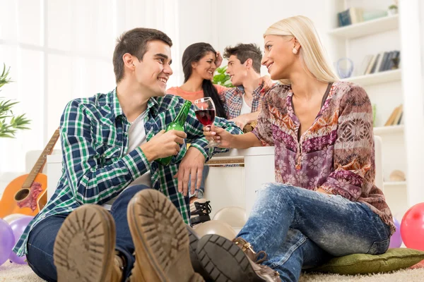 Jeune couple à la maison partie — Photo