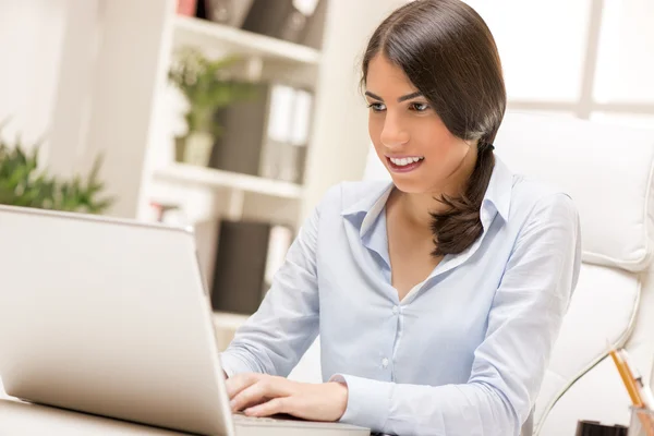 Zakenvrouw Werken op Laptop — Stockfoto