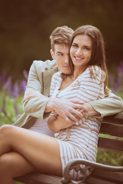 Romance en el parque — Foto de Stock