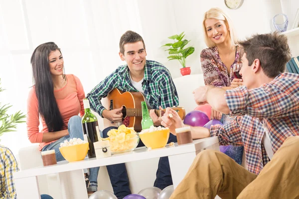 Freunde auf Hausparty — Stockfoto