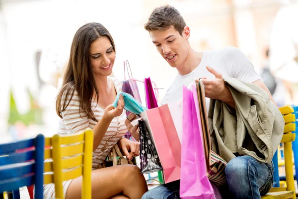 Par i pausen efter Shopping — Stockfoto