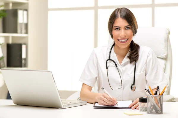 Médico femenino en la oficina — Foto de Stock