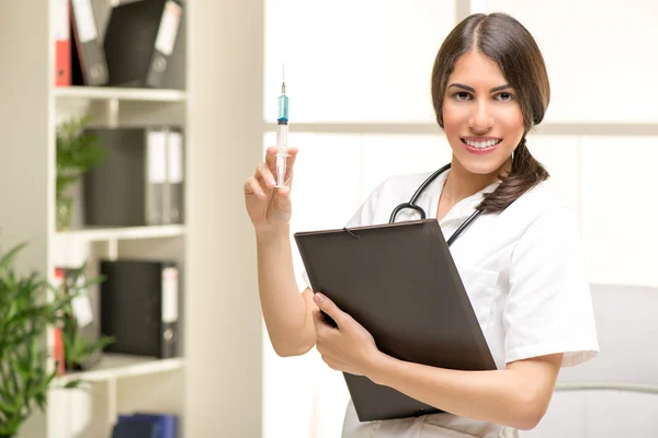 Krankenschwester mit Spritze — Stockfoto