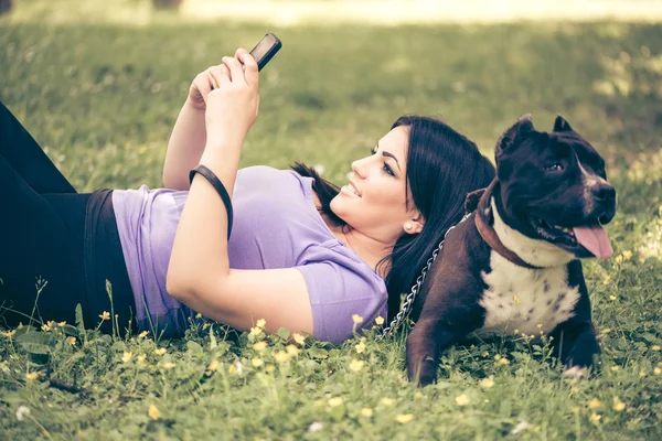 Menina e cão — Fotografia de Stock