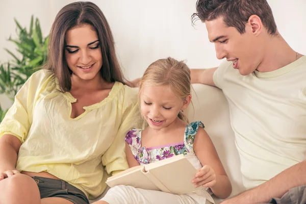 Familia feliz en casa — Foto de Stock