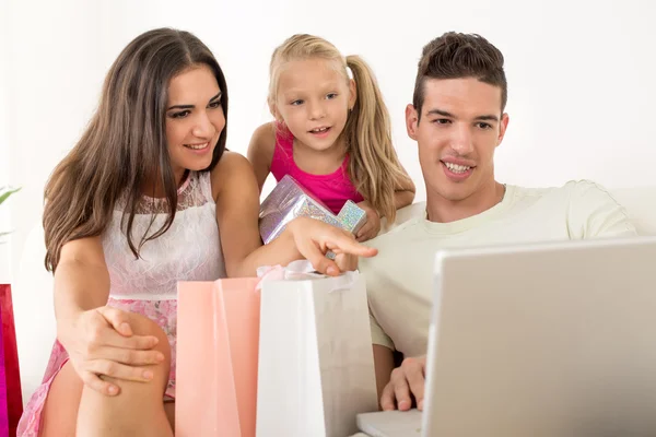 Familia feliz tener compras en línea —  Fotos de Stock