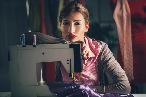 Pensamiento de diseñador de moda joven —  Fotos de Stock