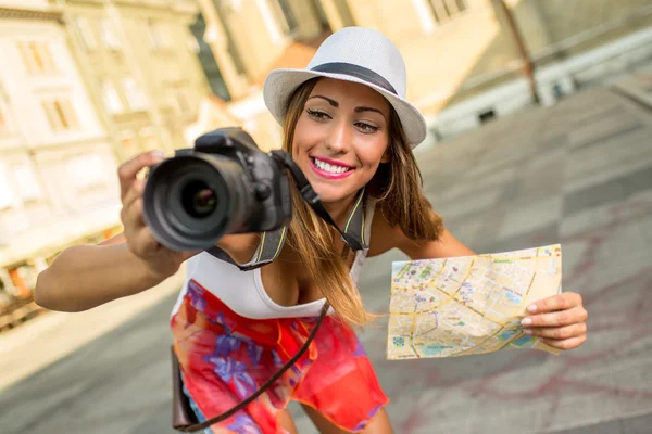 Vakker kvinnelig turist – stockfoto