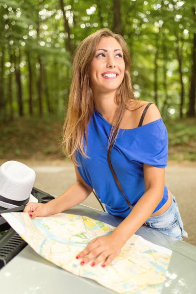 Chica feliz en viaje — Foto de Stock