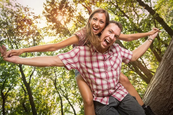 Pareja alegre en el bosque — Foto de Stock