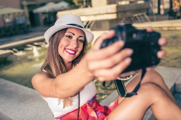 Vacker flicka med en selfie — Stockfoto