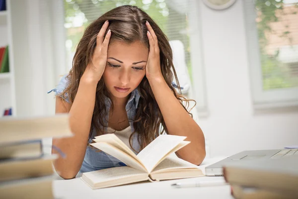 Estudante preocupado menina — Fotografia de Stock