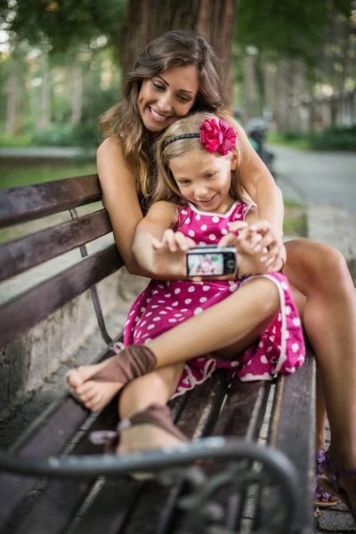 Selfie con madre — Foto de Stock