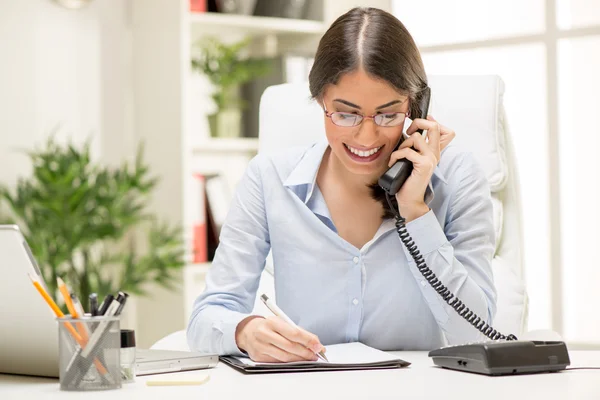 Donna d'affari che telefona in ufficio — Foto Stock