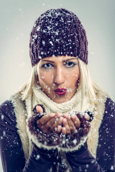 Bonito menina soprando flocos de neve — Fotografia de Stock