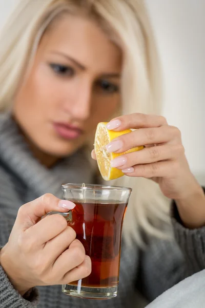 Citroen en thee tegen verkoudheid — Stockfoto