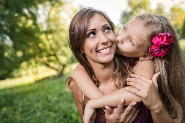 Kärleksfull mor och dotter — Stockfoto