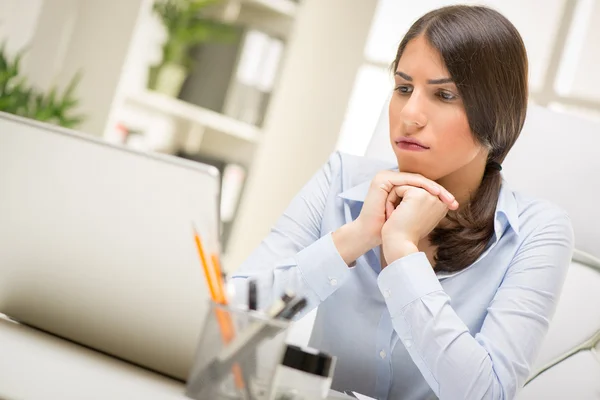 Zakenvrouw Werken op Laptop — Stockfoto