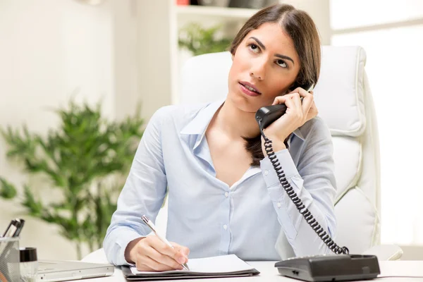 Mulher de negócios telefonando para o escritório — Fotografia de Stock