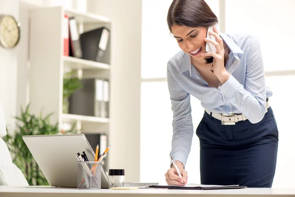 Mujer de negocios ocupada — Foto de Stock