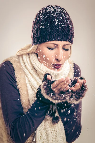 Bonito menina soprando flocos de neve — Fotografia de Stock