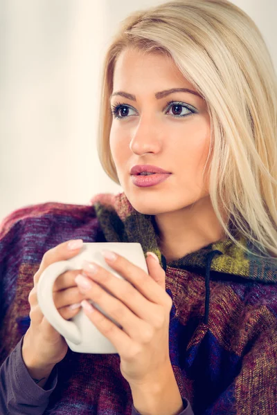 Egy gyönyörű lány, egy csésze Tea — Stock Fotó