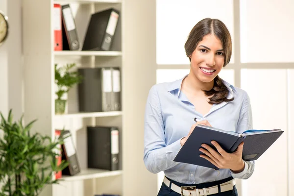 Jonge zakenvrouw met planner — Stockfoto