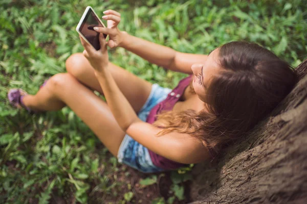 Mulher relaxada com telefone inteligente — Fotografia de Stock