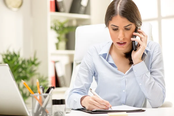 Affärskvinna ringa på kontoret — Stockfoto