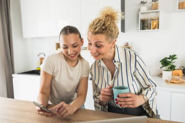 Neşeli bir anne ve kız mutfaklarında eğleniyorlar.. 