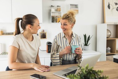 Anne ve kızı konuşuyorlar ve evde güzel bir anı paylaşıyorlar..