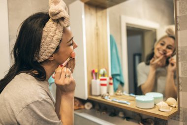 Tuvalette cilt bakımı yaparken cilt bakımı yapan bir kadın.. 