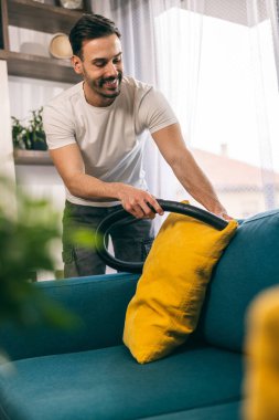 Adam evdeki bahar temizliğinde temizlik ve süpürge yapıyor.. 