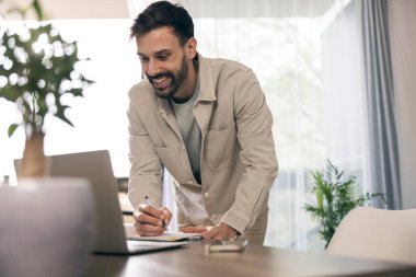 İşadamı evinde dizüstü bilgisayarla çalışıyor.. 