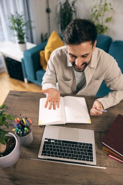 Genç öğrenci, merkez ofiste dizüstü bilgisayarla yazıyor ve çalışıyor.. 