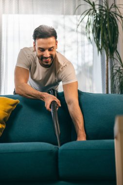 Adam evdeki bahar temizliğinde temizlik ve süpürge yapıyor.. 