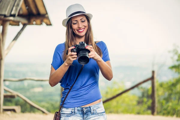 Menina feliz em viagens — Fotografia de Stock