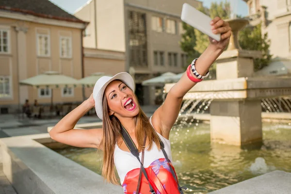 Menina bonita tirando uma selfie — Fotografia de Stock