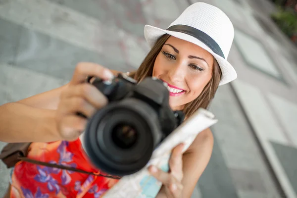 Mujer hermosa turista — Foto de Stock