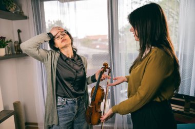 Keman öğrencisi öğretmeniyle olan özel dersinden sıkıldı.. 