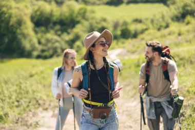 Dağları keşfederken doğada yürüyen ve yeniden yaratılan üç mutlu arkadaş.. 