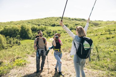 Neşeli arkadaşlar doğada güneşli yürüyüş gününün tadını çıkarırken eğleniyorlar.. 