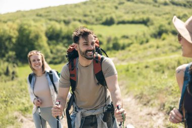 Doğa yürüyüşünün tadını çıkaran arkadaşlara duyulan mutlu kin. 