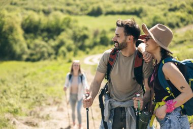 Mutlu arkadaş grubu doğa yürüyüşünün tadını çıkarıyor.. 