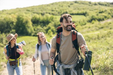 Üç mutlu arkadaş kırsalda yürürken anılar yaratıyor.. 