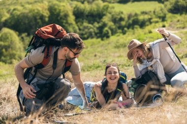 Güneşli bir günde kırsalda yürüyüş yapan arkadaşlar piknik yapıyor.. 