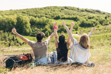 Mutlu ve neşeli arkadaşlar güzel güneşli bir günde pikniklerde eğleniyorlar.. 