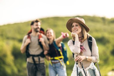 Mutlu arkadaş grubu doğa yürüyüşünün tadını çıkarıyor.. 