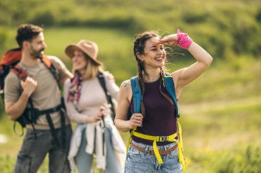 Mutlu arkadaş grubu doğa yürüyüşünün tadını çıkarıyor.. 